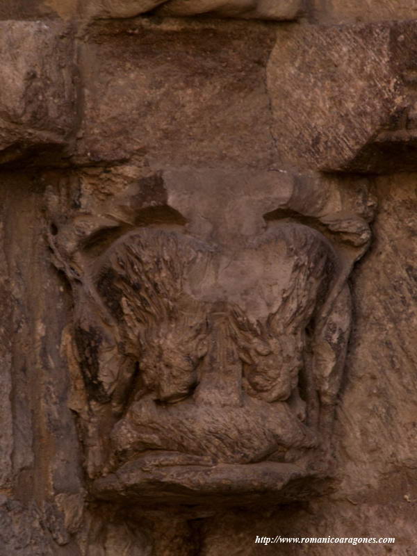 CAPITEL EN LA PORTADA NORTE: FIERAS DEVORANDO CORDERO.